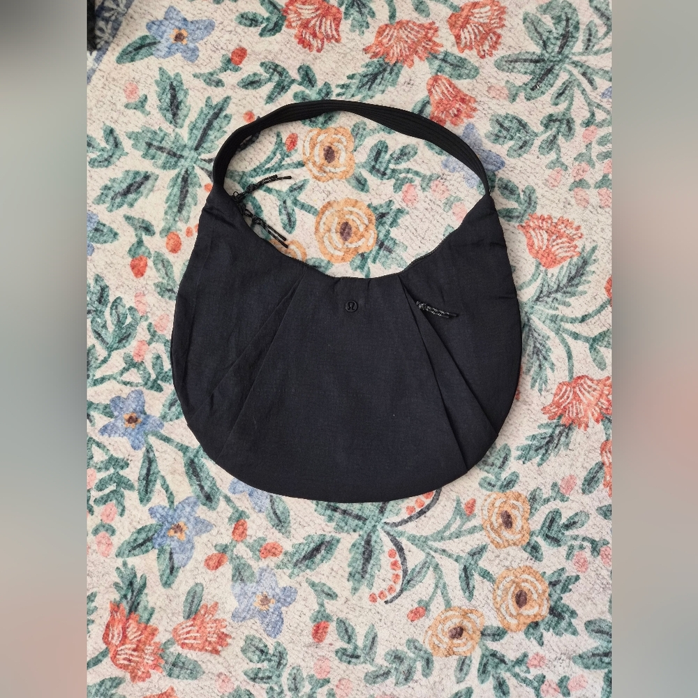 SOLD: Lululemon Black Pleated Shoulder Bag 10L